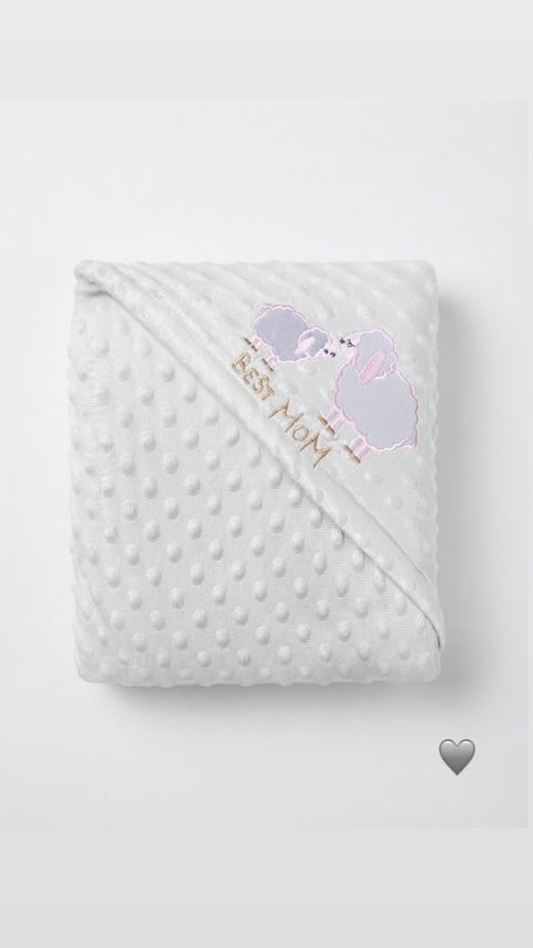 Best mom dotted plush blanket