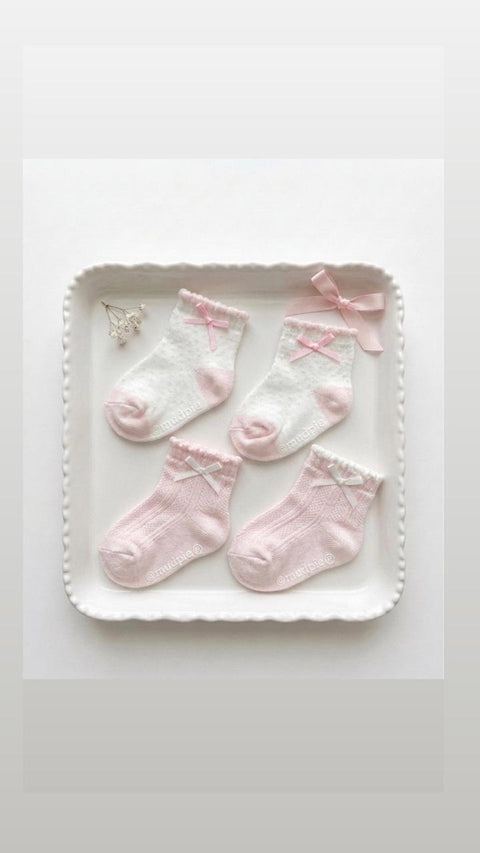 Adorable bow sock set