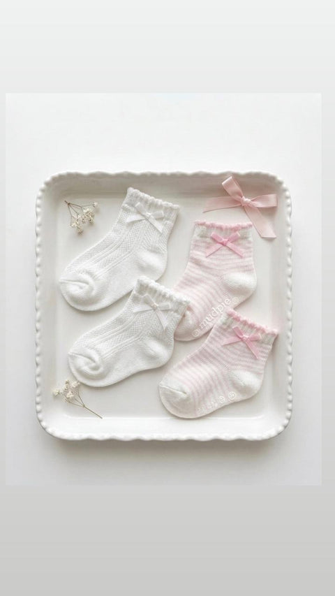 Adorable bow sock set