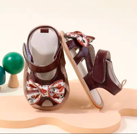 Embroidered bow sandals